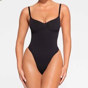 SKIMS - SEAMLESS SCULPT PETITE THONG BODYSUIT